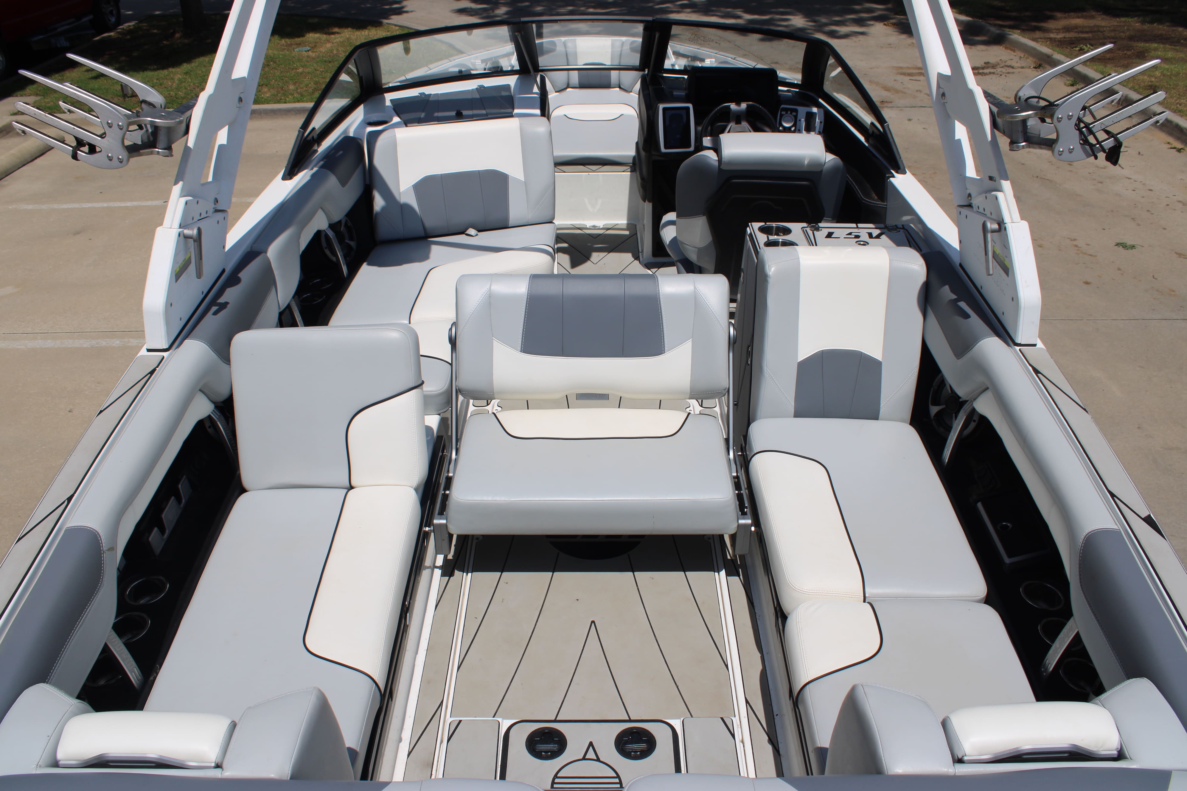 2020 Malibu 25 LSV Icon